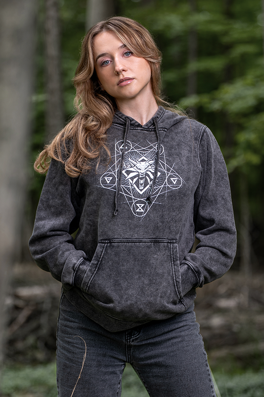 THE WITCHER - FELPA CON CAPPUCCIO MEDAGLIONE E SEGNI