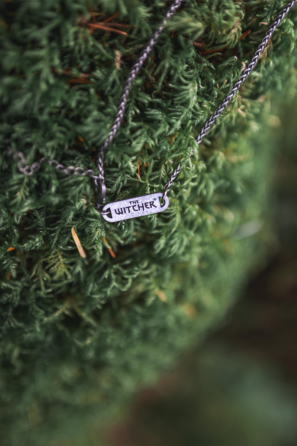 COFFRET SOUVENIR ET SET DE PENDENTIFS DES SIGNES DE THE WITCHER