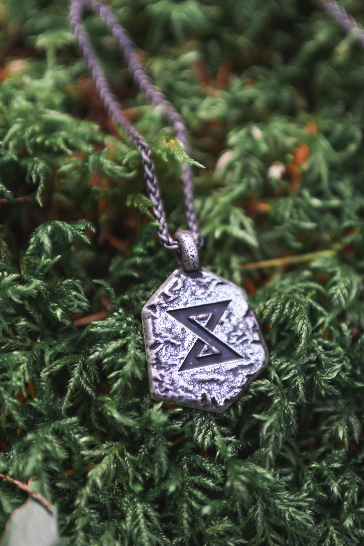 COFFRET SOUVENIR ET SET DE PENDENTIFS DES SIGNES DE THE WITCHER