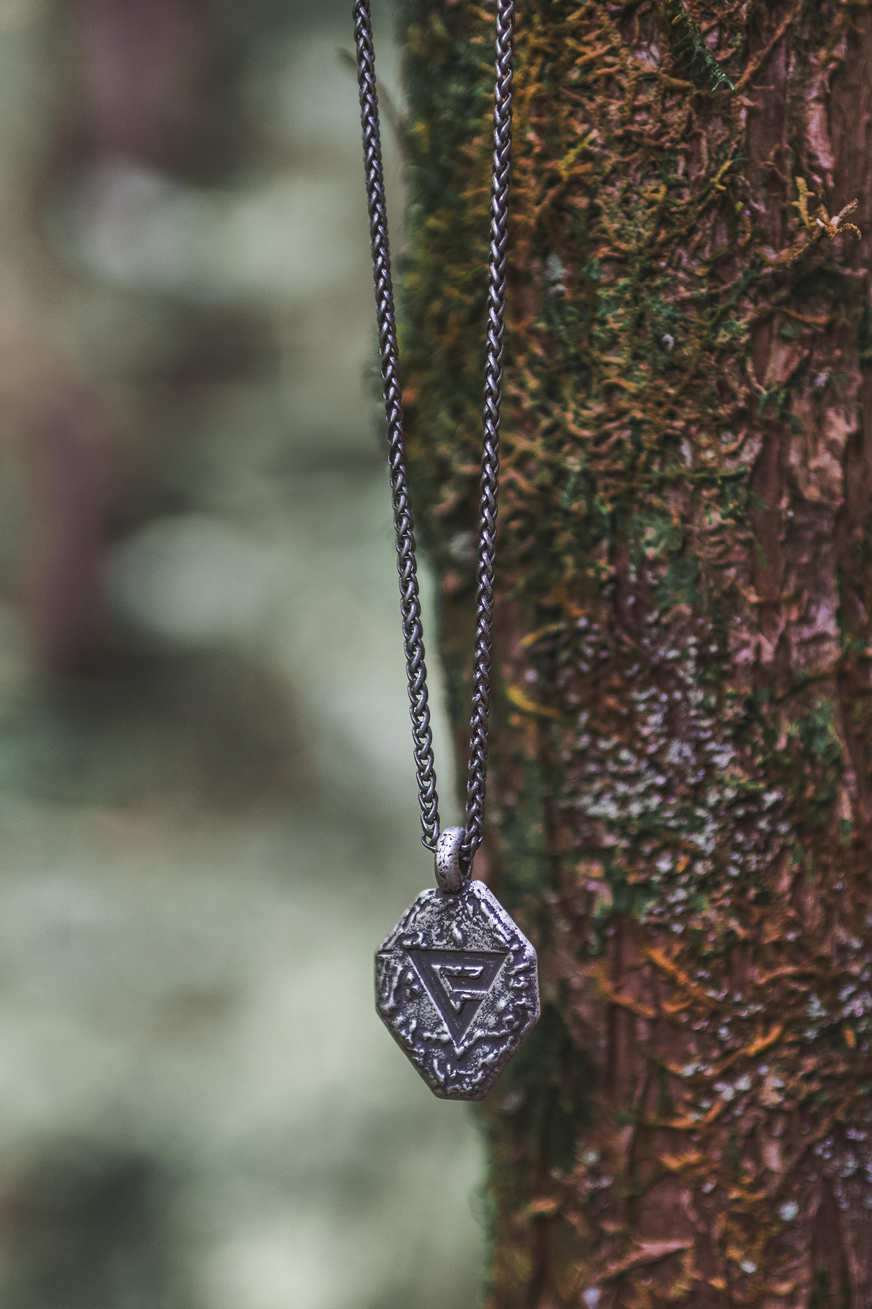 COFFRET SOUVENIR ET SET DE PENDENTIFS DES SIGNES DE THE WITCHER