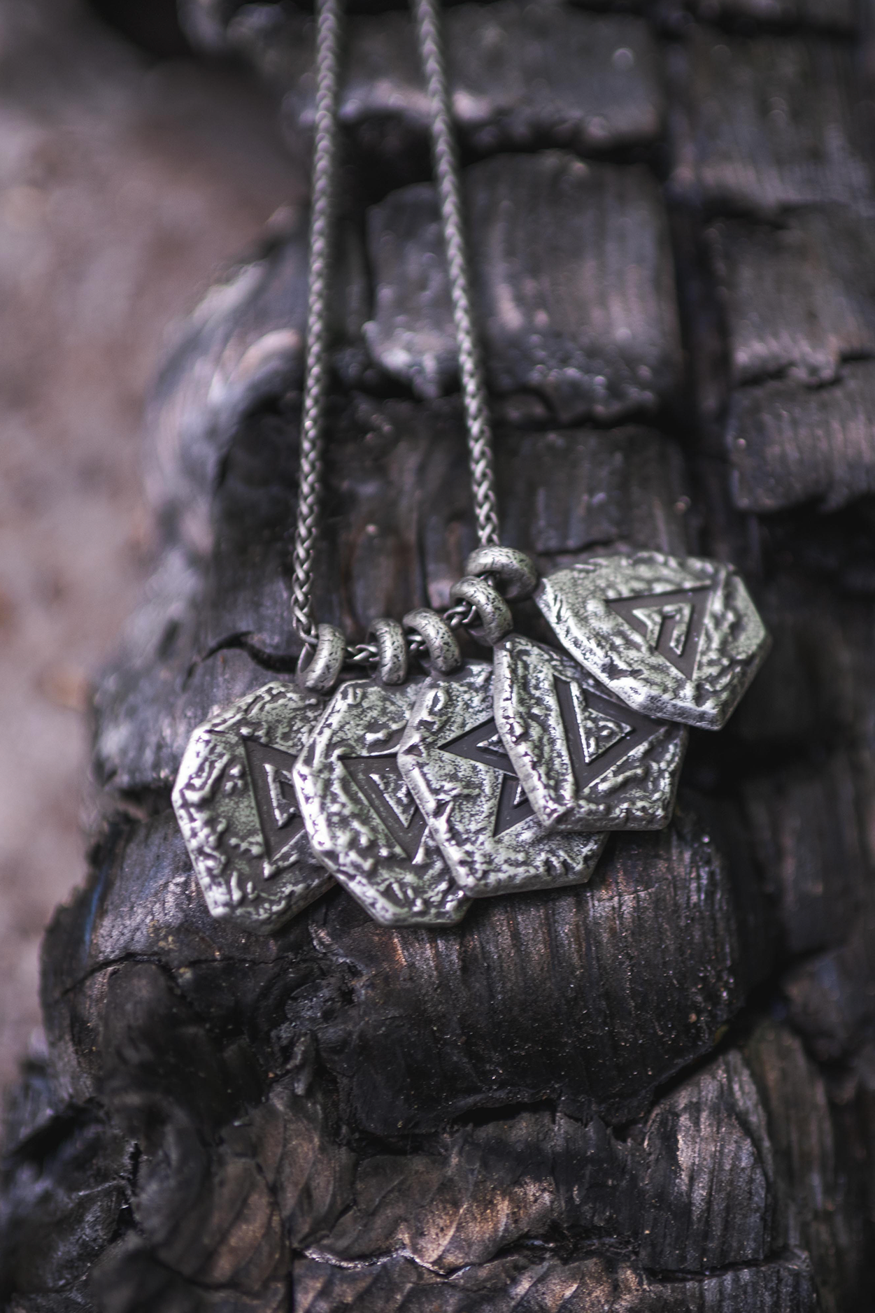 COFFRET SOUVENIR ET SET DE PENDENTIFS DES SIGNES DE THE WITCHER