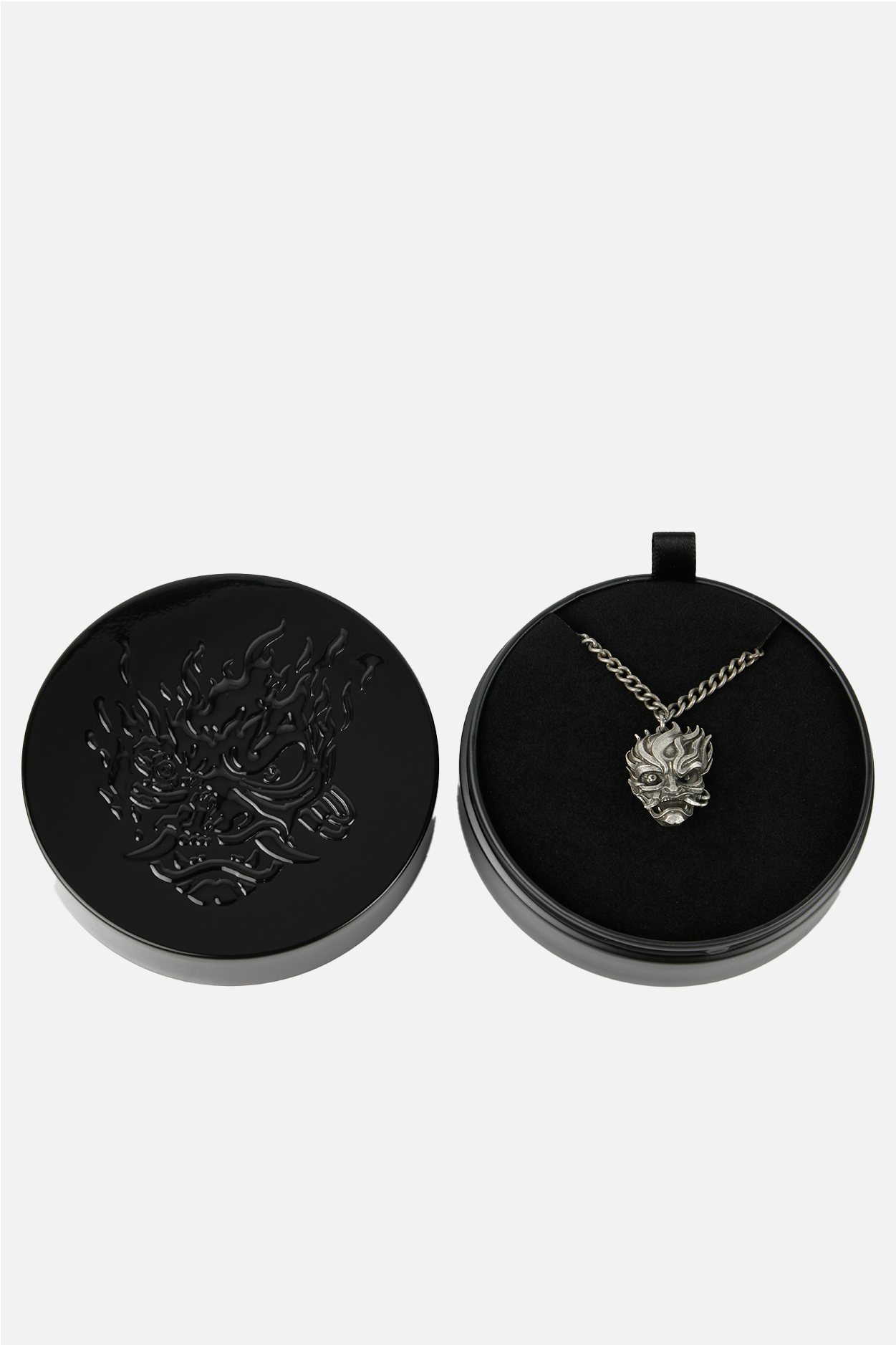 CYBERPUNK 2077 SAMURAI MEDALLION NECKLACE – CD PROJEKT RED Gear CYBERPUNK 2077 SAMURAI MEDALLION NECKLACE – CD PROJEKT RED Gear