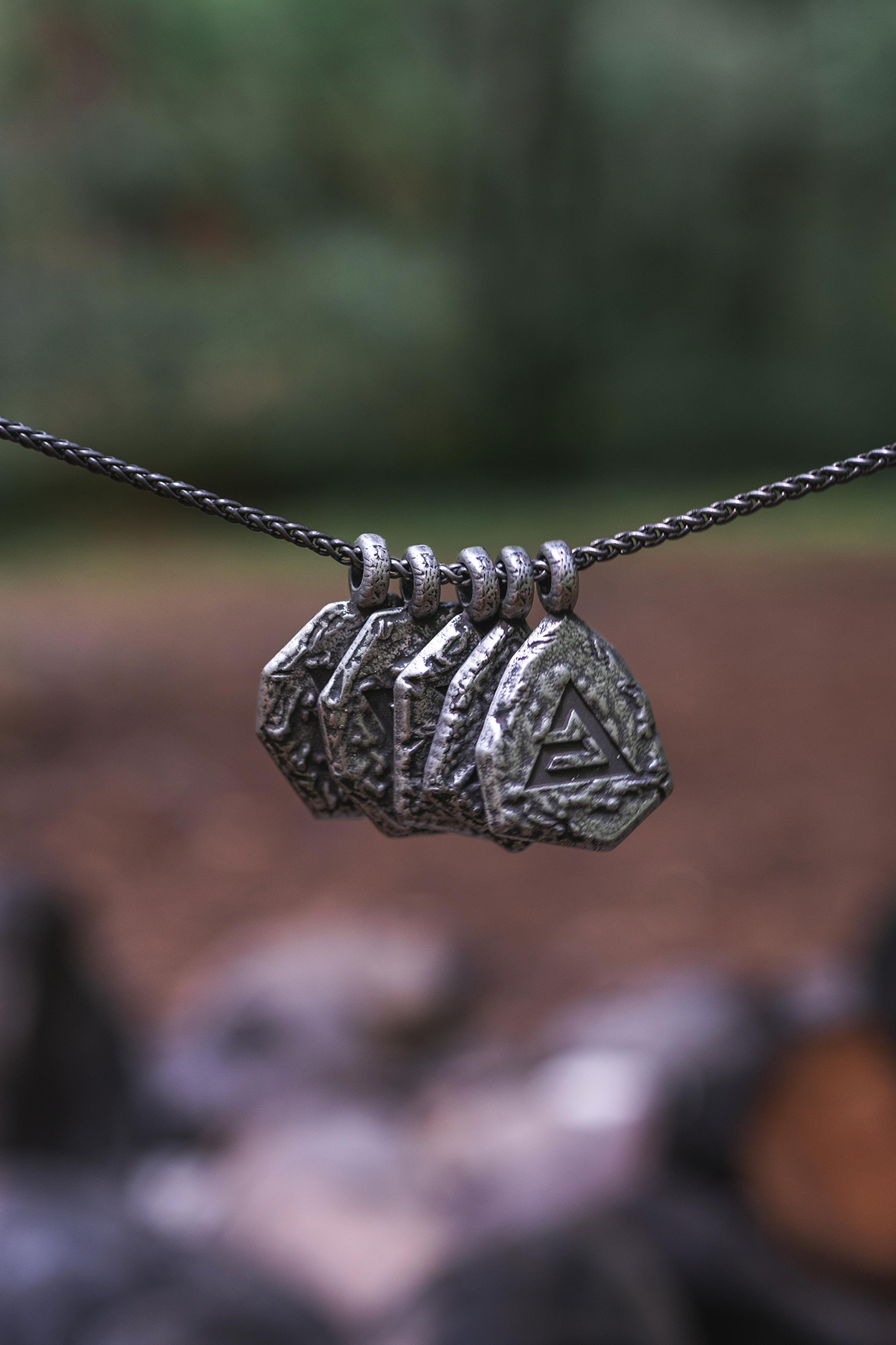 COFFRET SOUVENIR ET SET DE PENDENTIFS DES SIGNES DE THE WITCHER