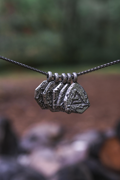 COFFRET SOUVENIR ET SET DE PENDENTIFS DES SIGNES DE THE WITCHER