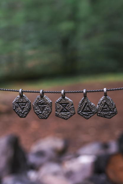 COFFRET SOUVENIR ET SET DE PENDENTIFS DES SIGNES DE THE WITCHER