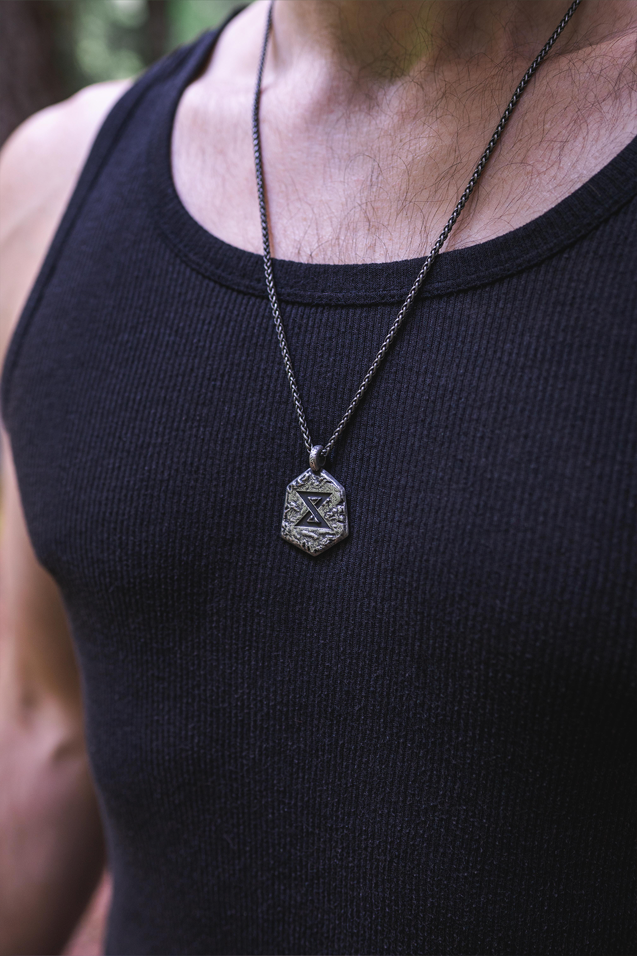 COFFRET SOUVENIR ET SET DE PENDENTIFS DES SIGNES DE THE WITCHER