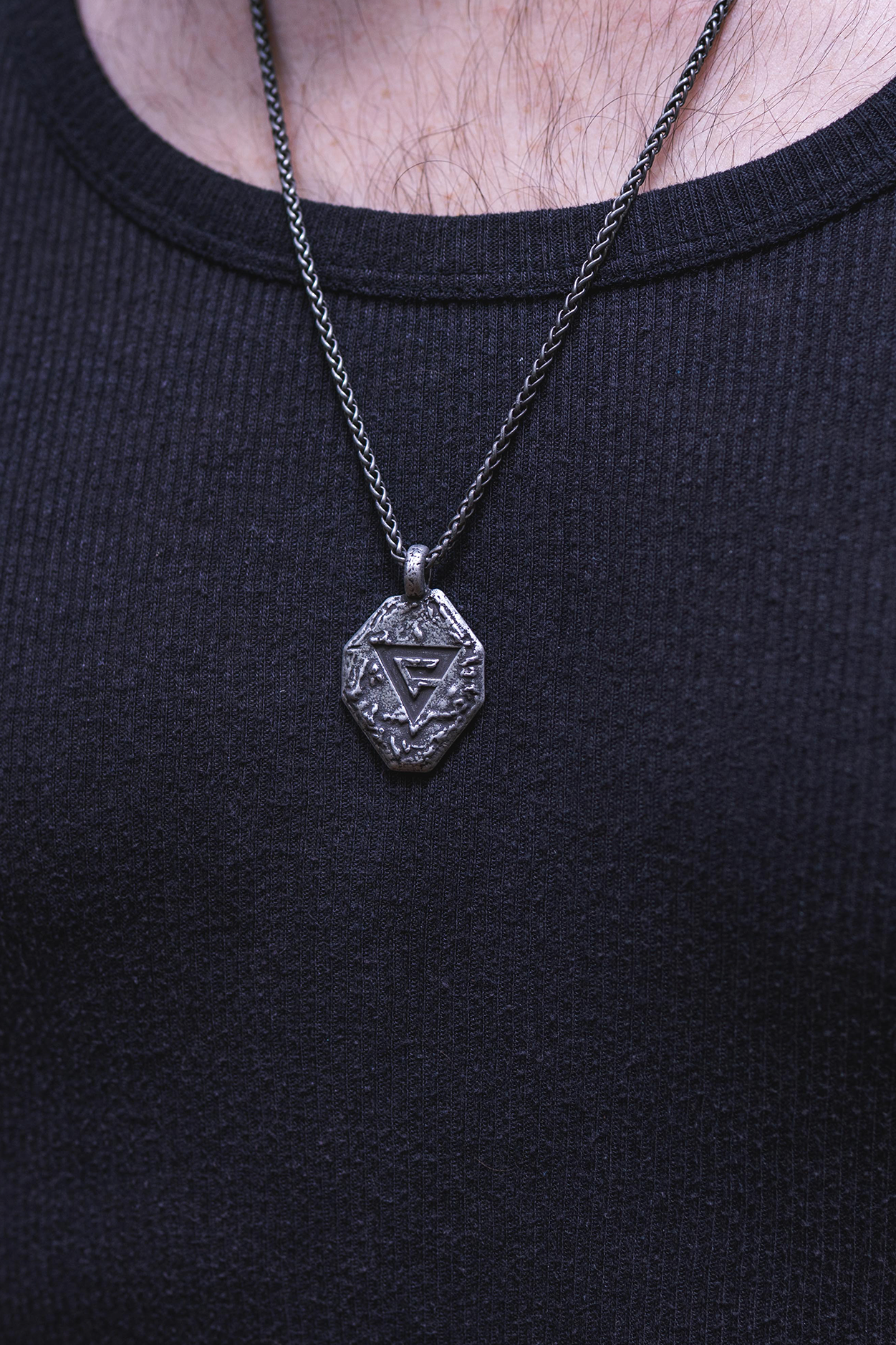 COFFRET SOUVENIR ET SET DE PENDENTIFS DES SIGNES DE THE WITCHER