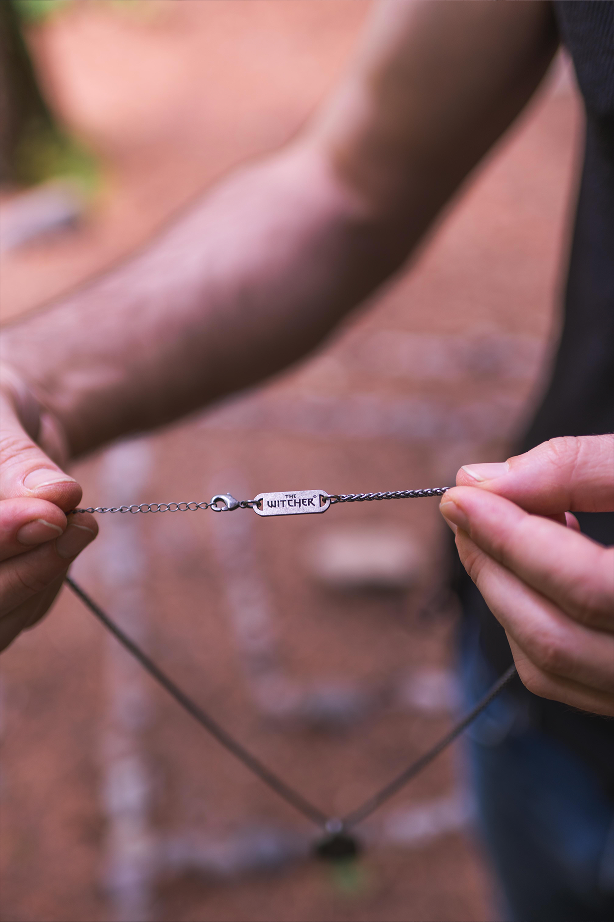 COFFRET SOUVENIR ET SET DE PENDENTIFS DES SIGNES DE THE WITCHER