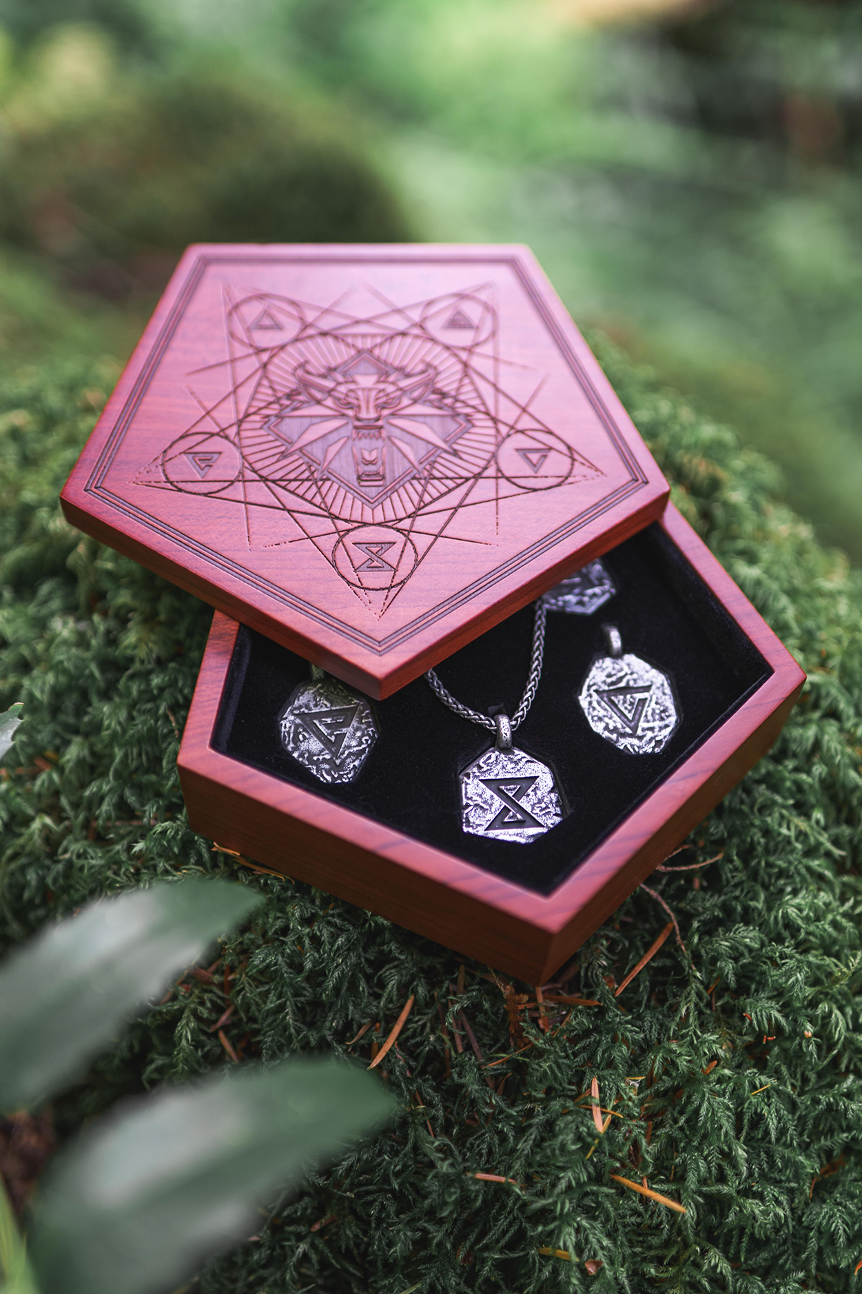 COFFRET SOUVENIR ET SET DE PENDENTIFS DES SIGNES DE THE WITCHER