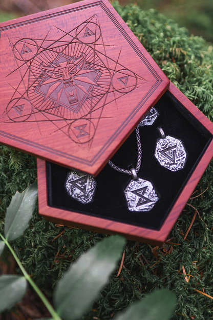 COFFRET SOUVENIR ET SET DE PENDENTIFS DES SIGNES DE THE WITCHER