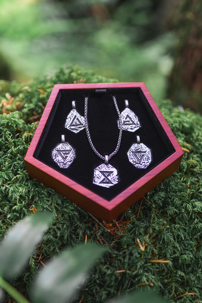 COFFRET SOUVENIR ET SET DE PENDENTIFS DES SIGNES DE THE WITCHER