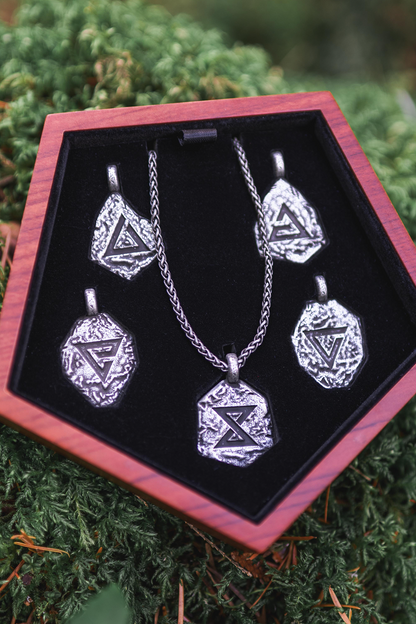 COFFRET SOUVENIR ET SET DE PENDENTIFS DES SIGNES DE THE WITCHER