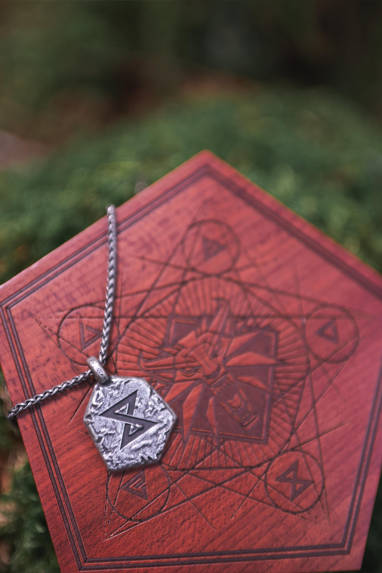 COFFRET SOUVENIR ET SET DE PENDENTIFS DES SIGNES DE THE WITCHER