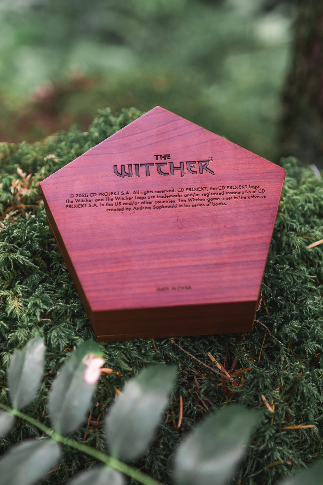 COFFRET SOUVENIR ET SET DE PENDENTIFS DES SIGNES DE THE WITCHER