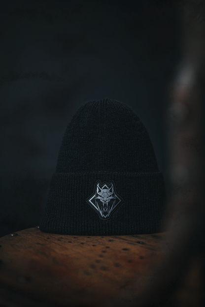 CZAPKA BEANIE Z EMBLEMATEM RYSIA — WIEDŹMIN 4